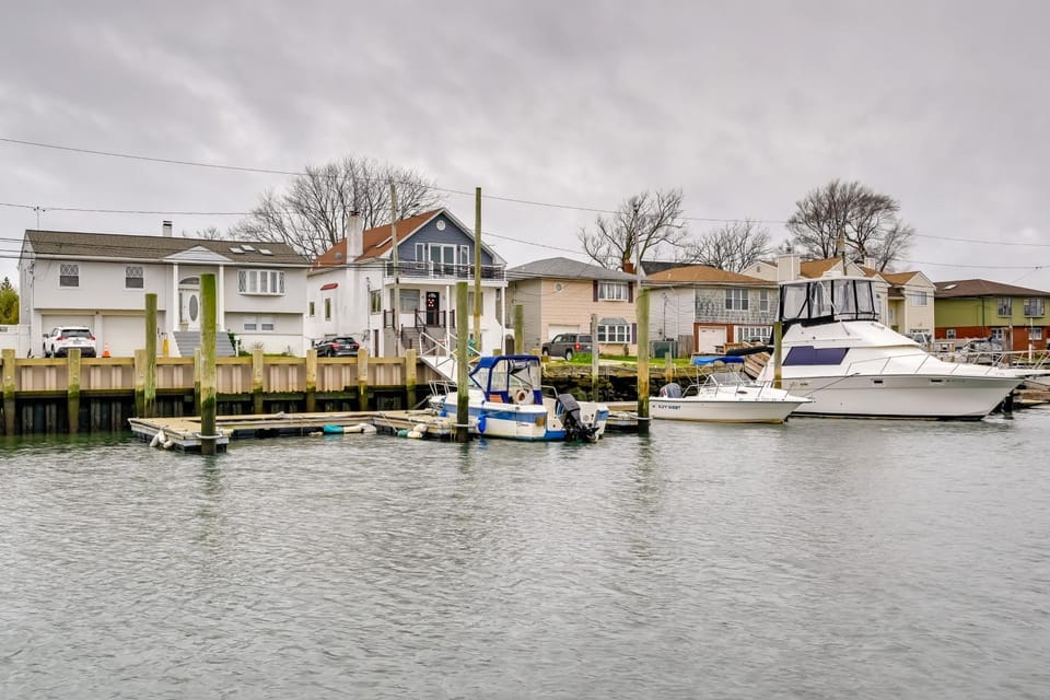 1 Mi to Long Beach! Relaxing Canal-Front Getaway House in Island Park