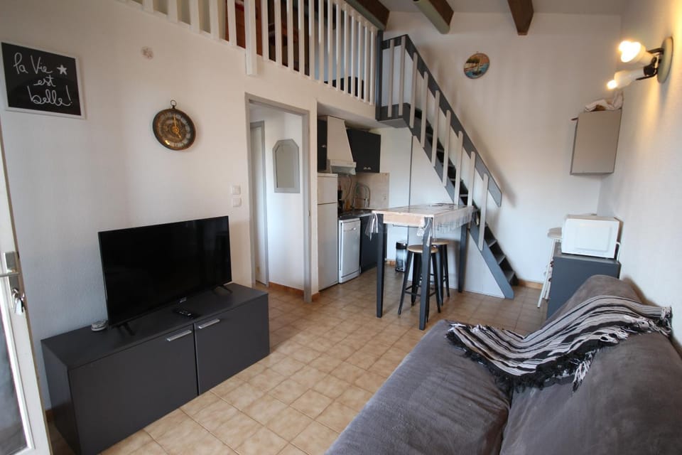 Kitchen or kitchenette, Living room, Dining area