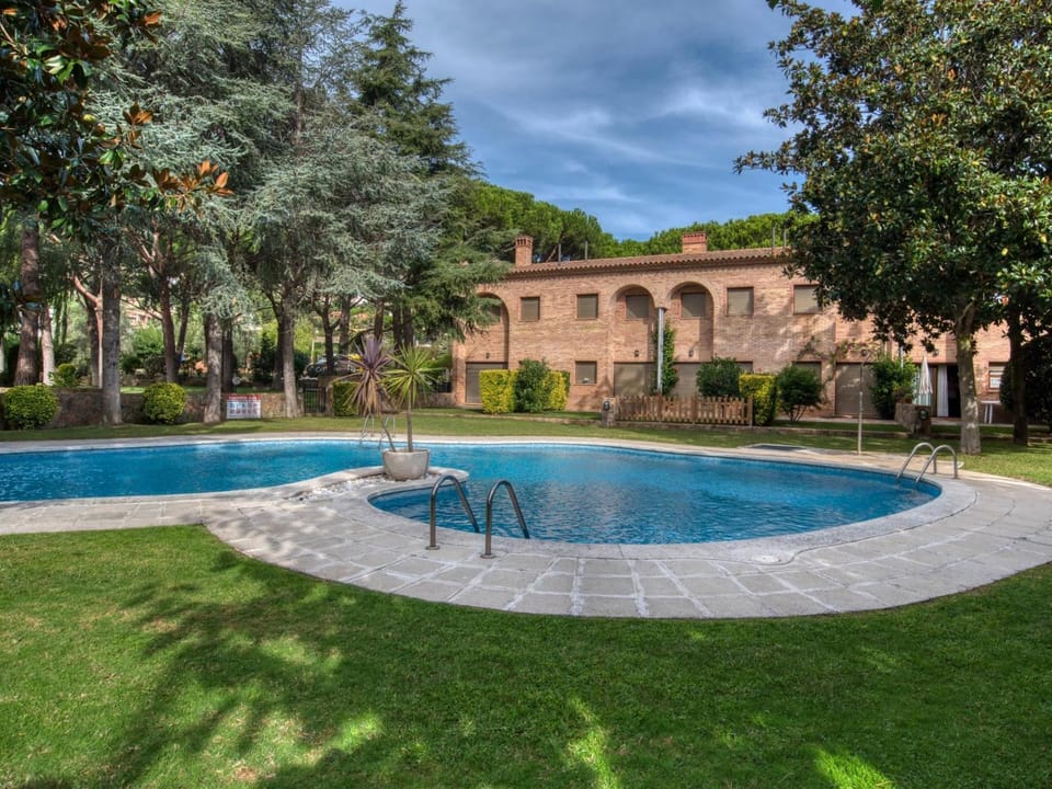 Property building, Day, Garden, Garden view, Pool view, Swimming pool
