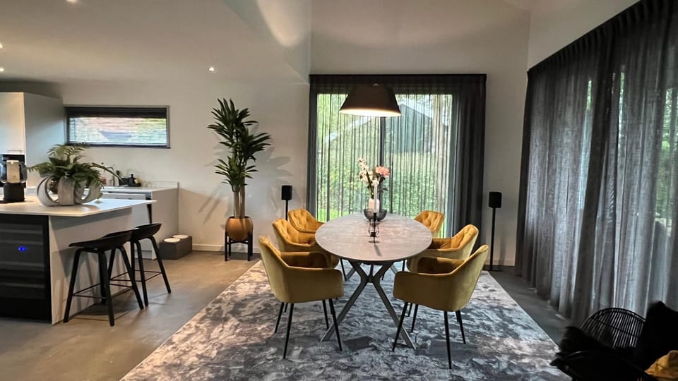Dining area, Food