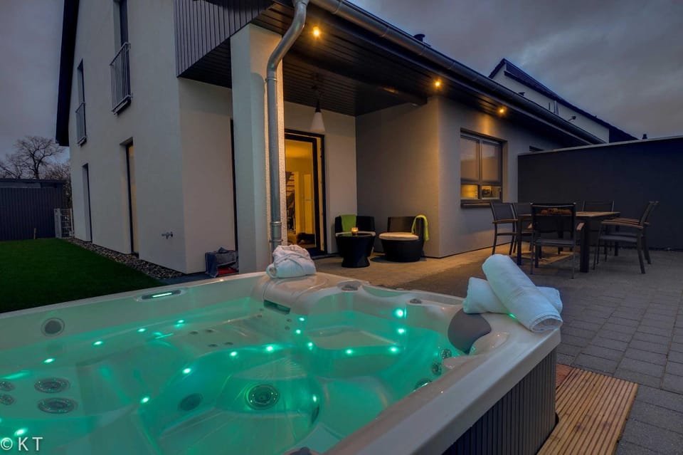 Property building, Hot Tub, Swimming pool