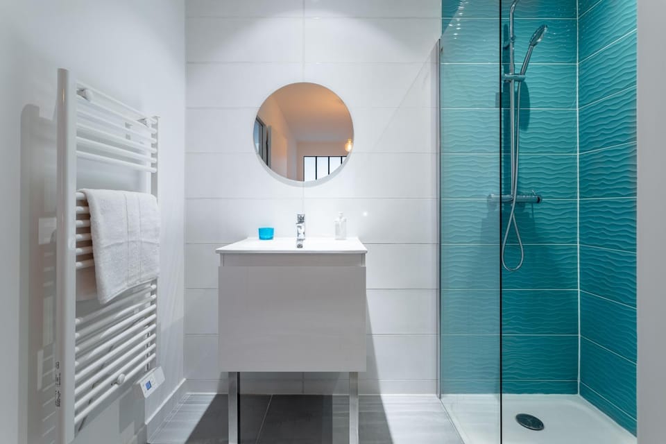 Bathroom, hair dryier, towels