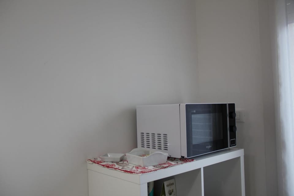 Kitchen or kitchenette, minibar