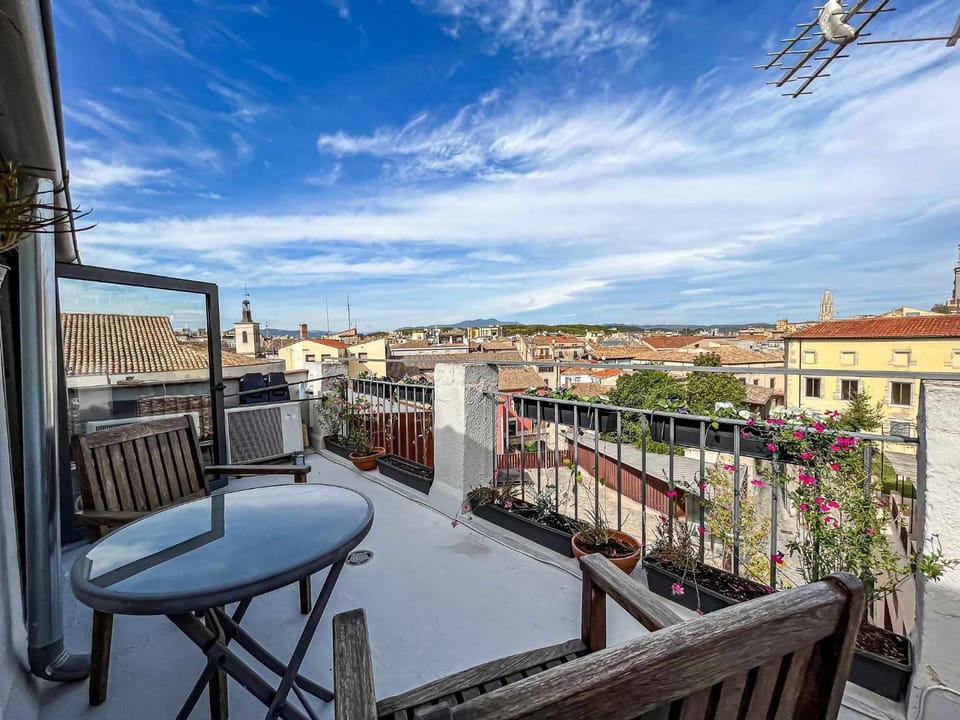 Romantic Duplex with terrace and great views Apartment in Girona