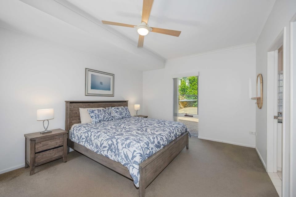 Bed, Photo of the whole room, Bedroom, fireplace