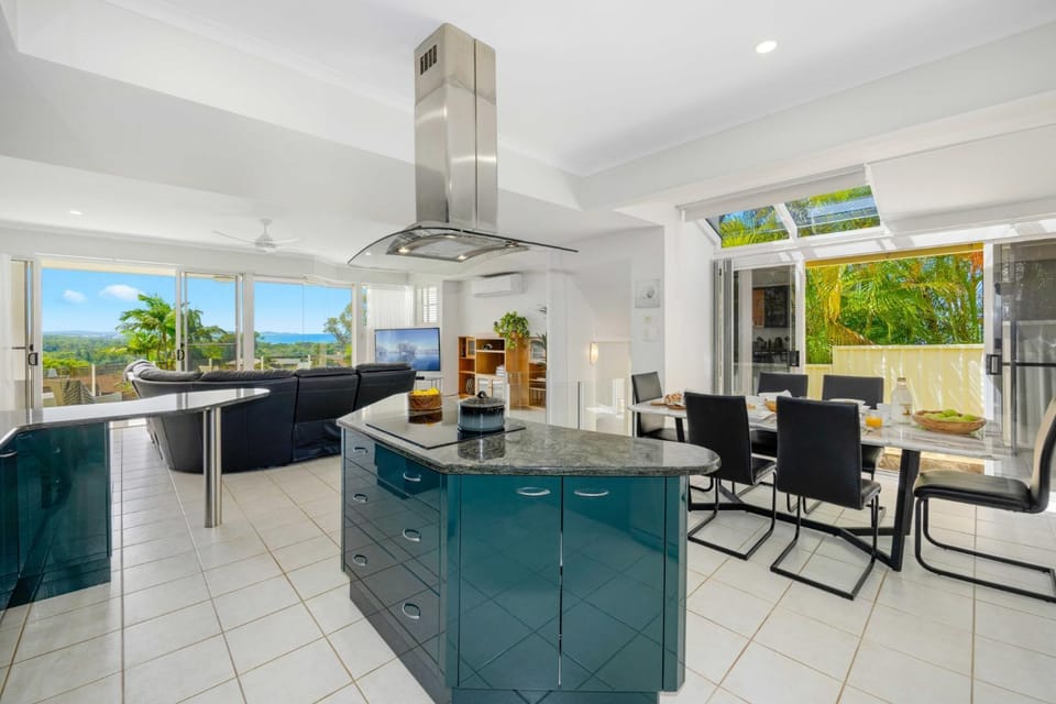 Living room, Dining area, pet friendly, stove, kitchen