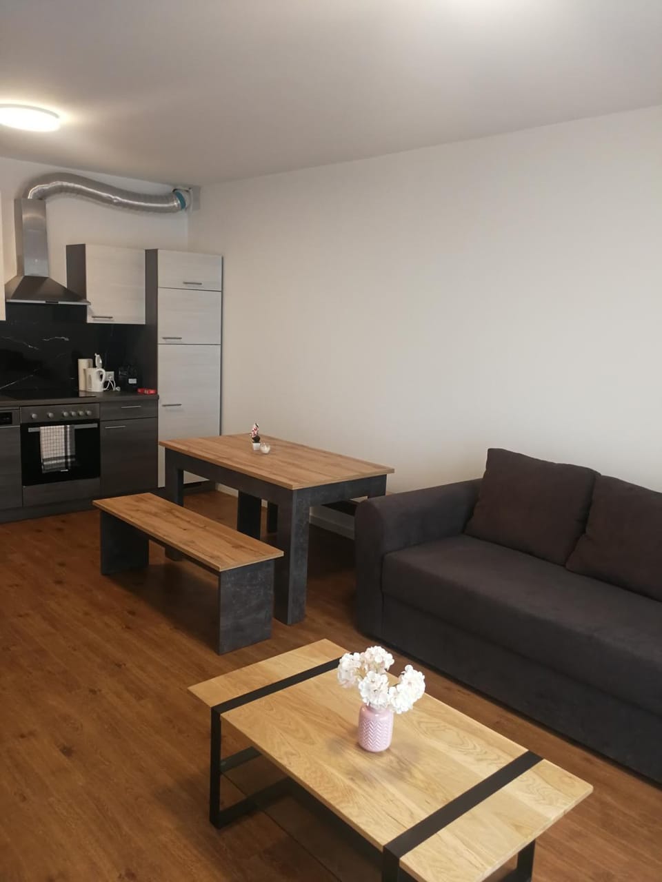 Coffee/tea facilities, Kitchen or kitchenette, Living room, Seating area, Dining area