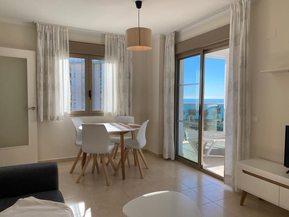 Communal lounge/ TV room, Dining area, Sea view
