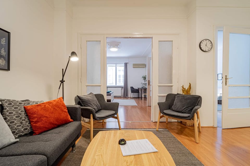 Central&Cozy Balcony!3bdr 2bth Apartment in Budapest