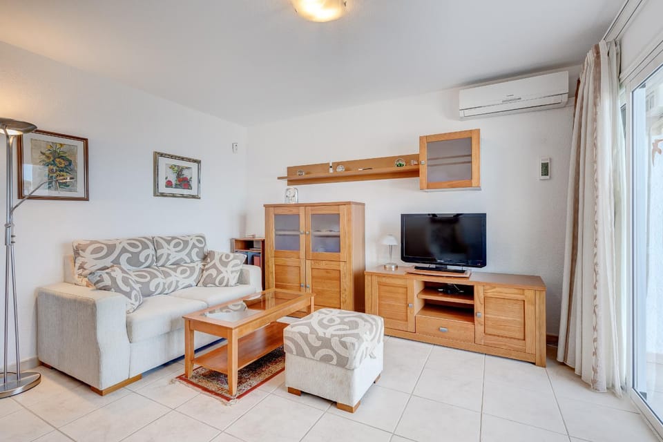 Communal lounge/ TV room, TV and multimedia, air conditioner