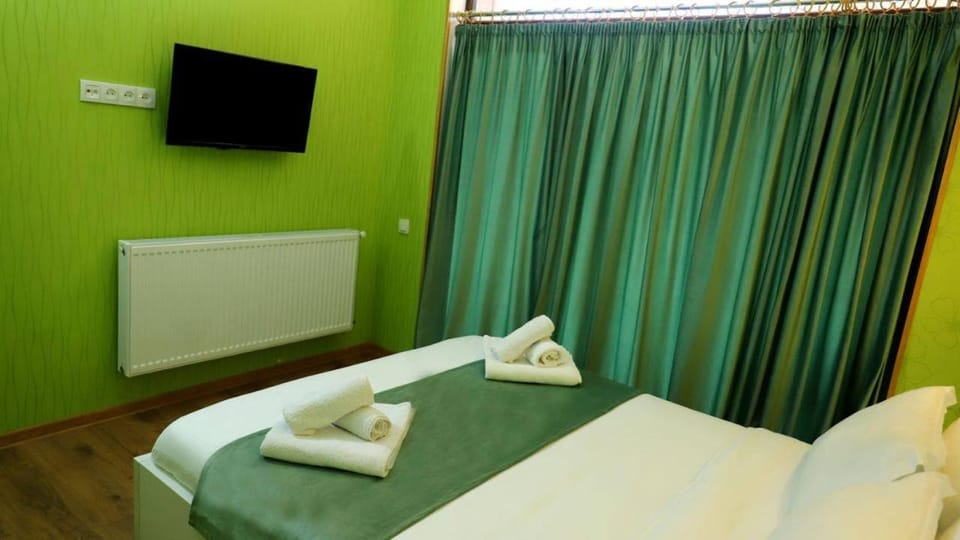 Bed, TV and multimedia, Bedroom