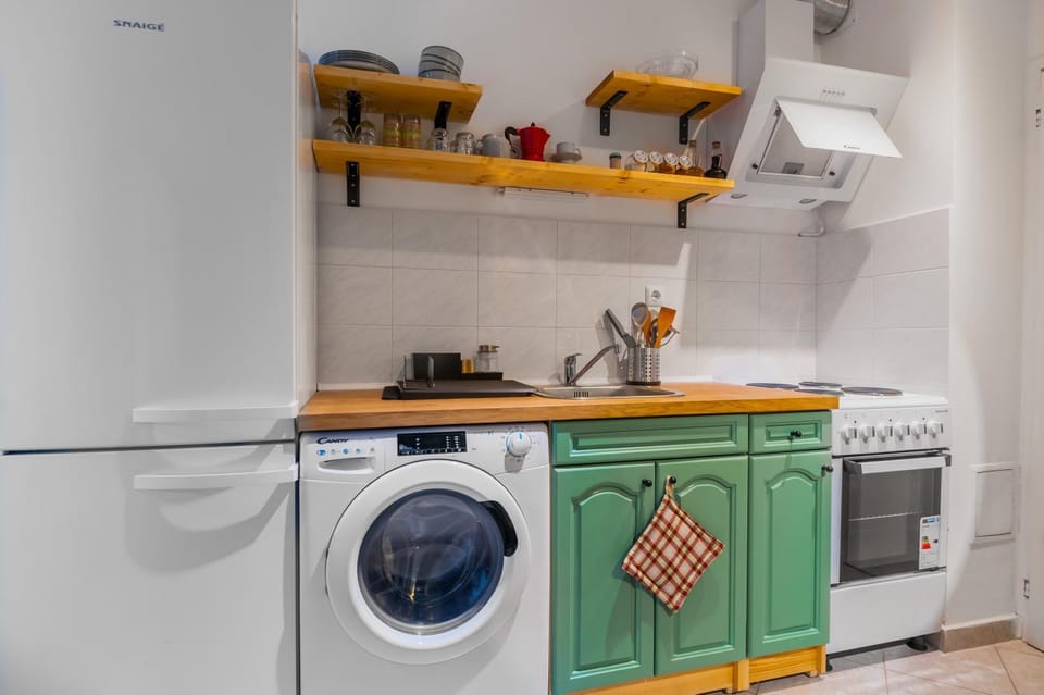 Kitchen or kitchenette, minibar, stove, washing machine