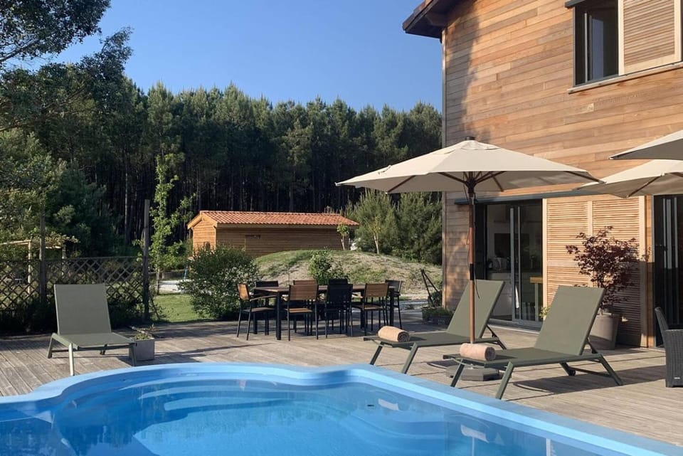Property building, Patio, Natural landscape, Garden, Pool view, Swimming pool, sunbed