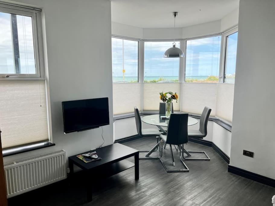 The Seafront Apartment - Westbrook Bay Beach - By Goldex Coastal Breaks Apartment in Margate