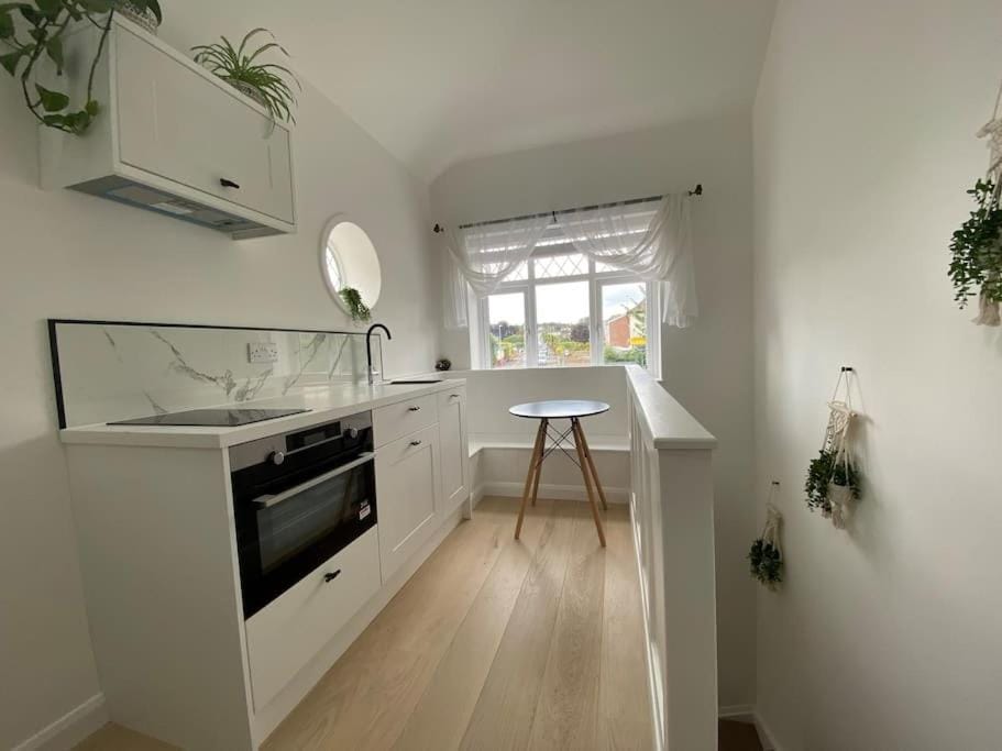 Kitchen or kitchenette, Seating area, Dining area, stove