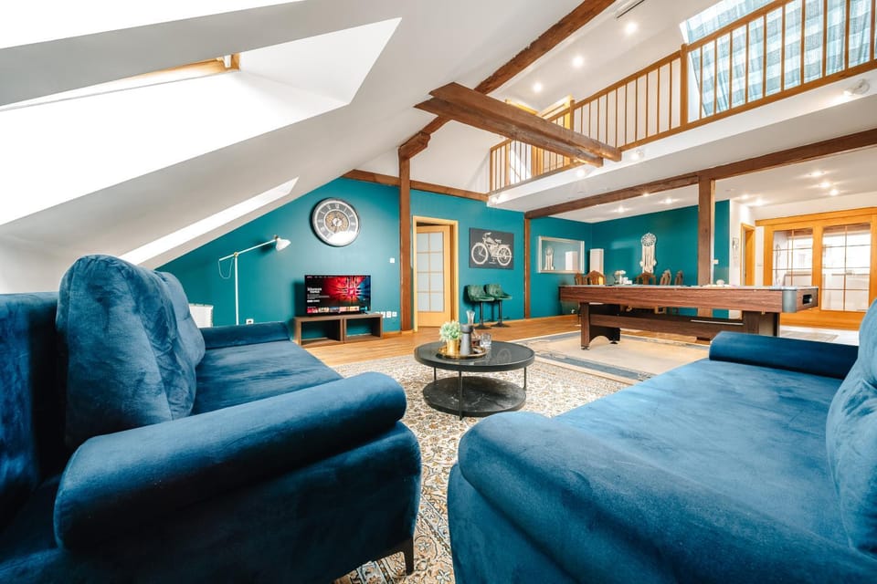 Communal lounge/ TV room, TV and multimedia, Living room, Seating area, Evening entertainment