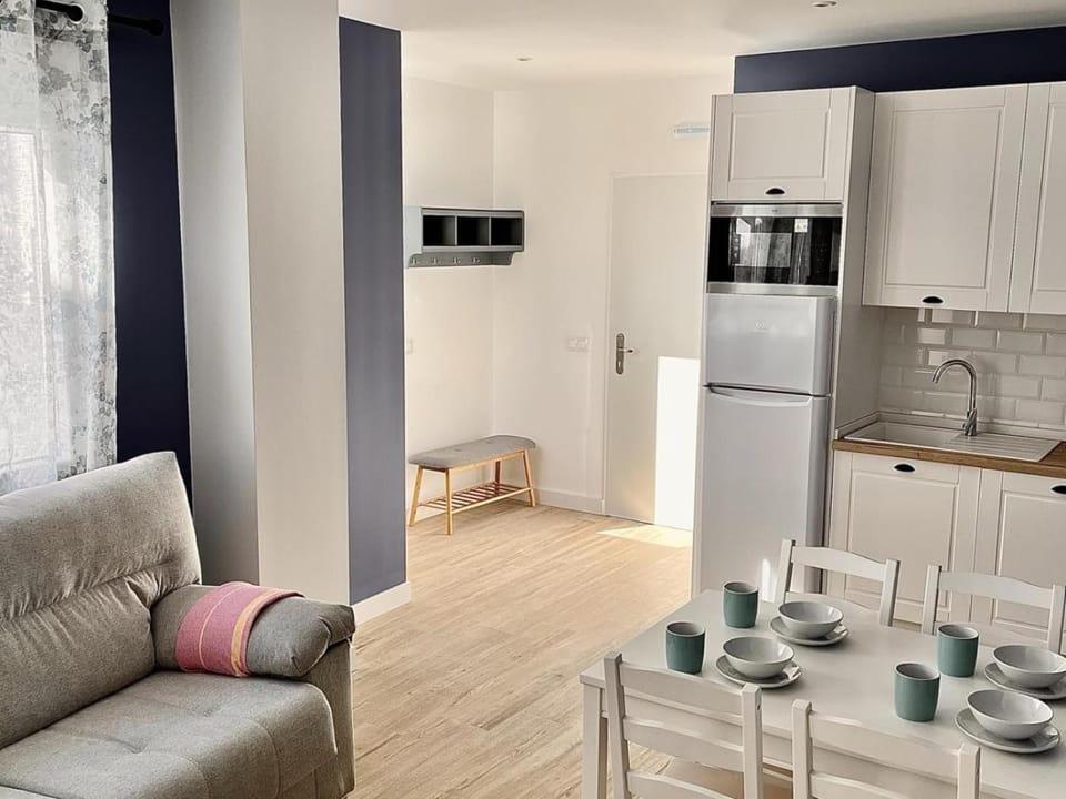 Kitchen or kitchenette, Living room, Seating area, Dining area, minibar, pet friendly