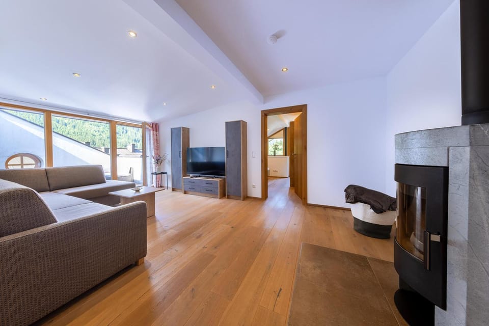 TV and multimedia, Living room, Seating area, flat iron