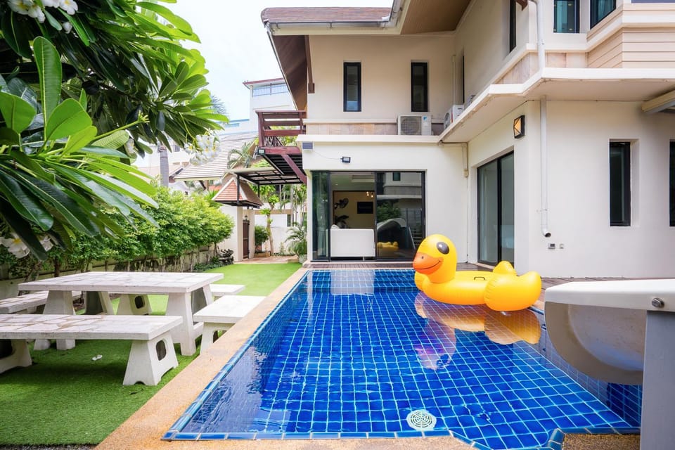 Property building, Patio, Day, Garden, Living room, Seating area, Dining area, Garden view, Pool view, Swimming pool
