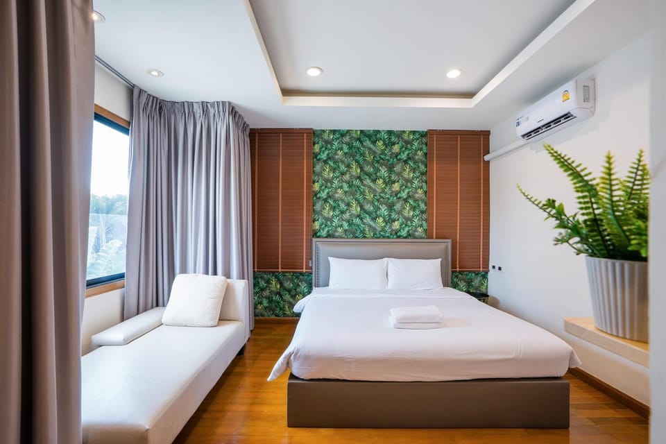 Bed, Photo of the whole room, Seating area, Bedroom
