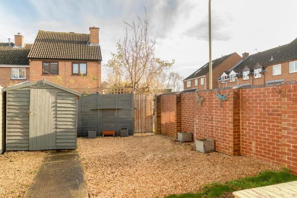 Stylish 2 BR Parking 7 mins Oxford 14 Bicester House in West Oxfordshire District