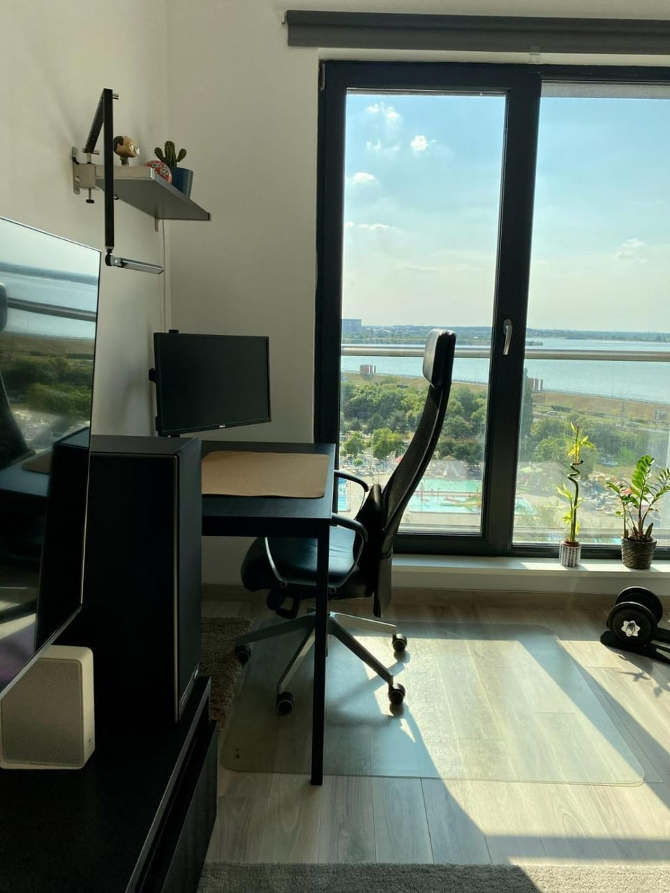 Natural landscape, TV and multimedia, Living room, Seating area