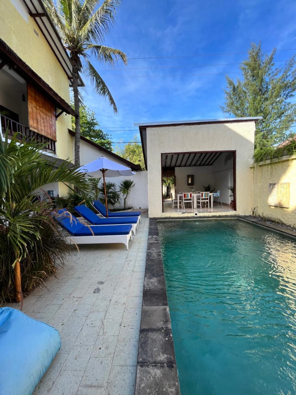 Property building, Patio, Day, Pool view, Swimming pool, sunbed