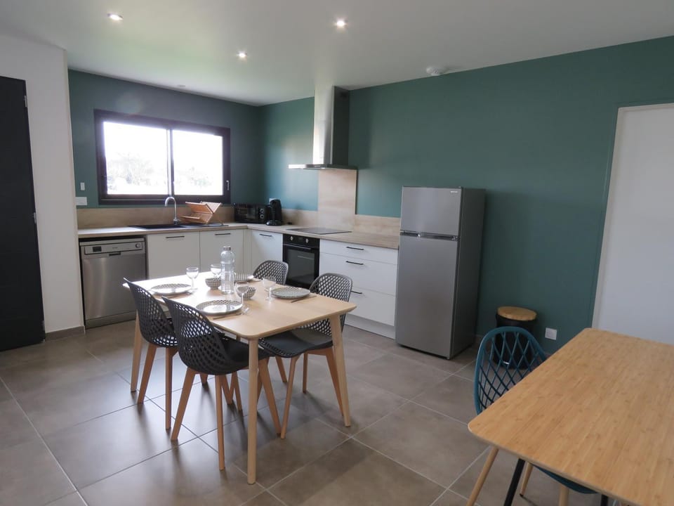 Coffee/tea facilities, Kitchen or kitchenette, Seating area, Dining area, dishwasher, stove, toaster, kitchen