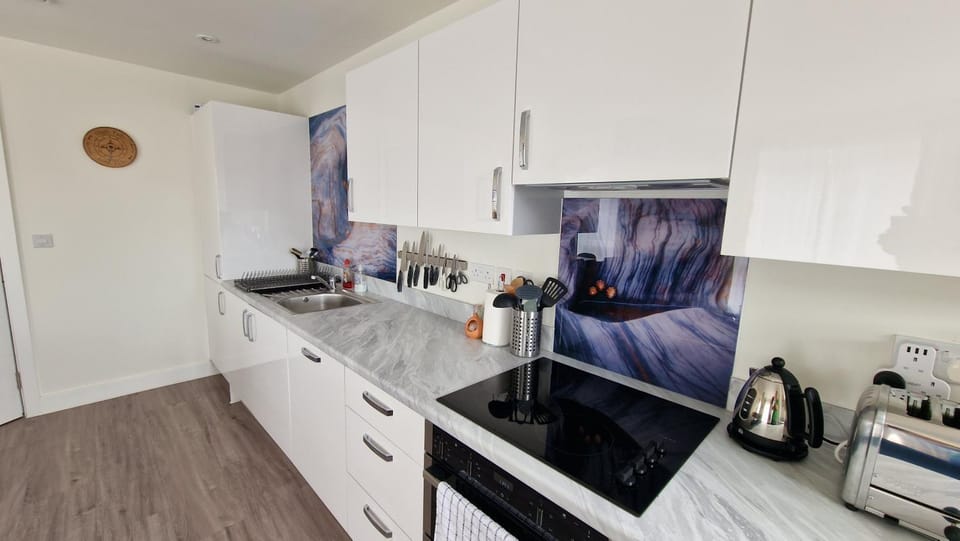 Coffee/tea facilities, Kitchen or kitchenette, dishwasher, oven, stove, toaster