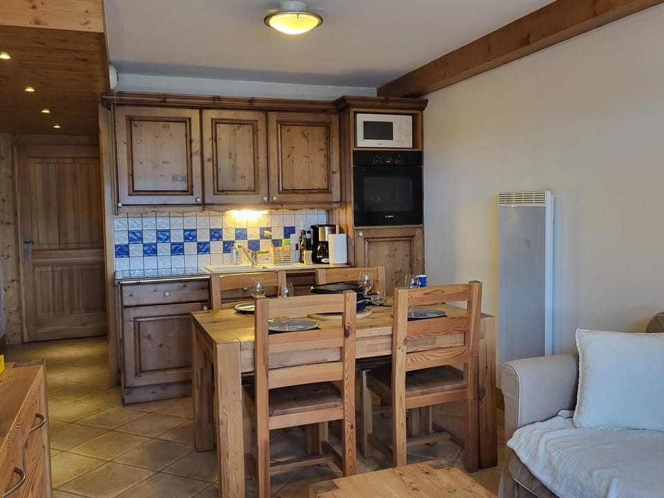 Kitchen or kitchenette, Dining area