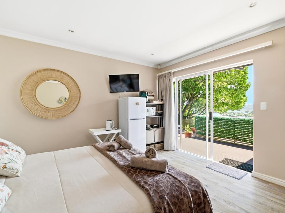 Bed, TV and multimedia, View (from property/room), Balcony/Terrace, Photo of the whole room, Bedroom