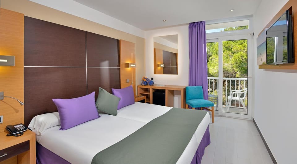 Bed, Balcony/Terrace, Photo of the whole room, Bedroom