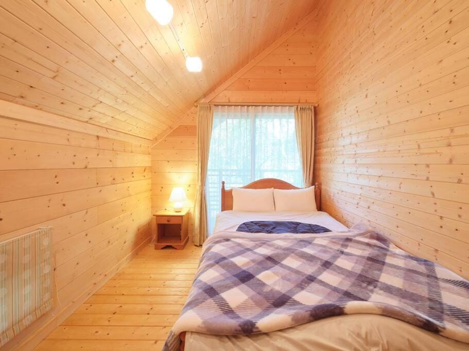 HARUNA CABIN 森の中のログハウス 、広々ウッドデッキでBBQ、公園散策、北軽井沢観光 Cabin in Nagano Prefecture