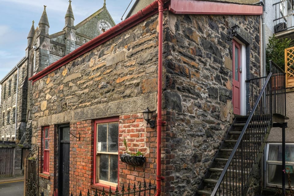 Property building, Off site, Day, Neighbourhood, Landmark view, Street view