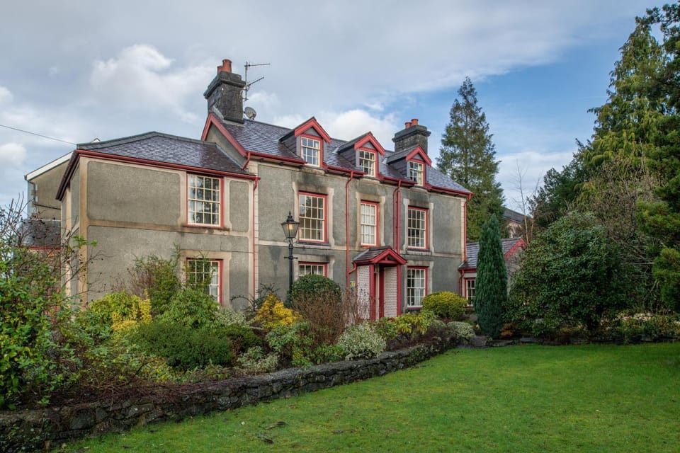 Property building, Off site, Day, Garden, Garden view, Landmark view