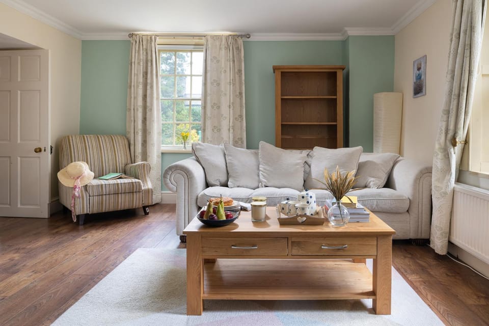 Communal lounge/ TV room, Living room, Seating area, Food