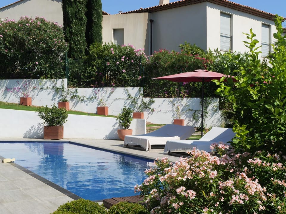 Grande Villa 350 M2, piscine chauffée vue mer et collines, CAVALAIRE sur mer, 10 personnes Villa in Cavalaire-sur-Mer