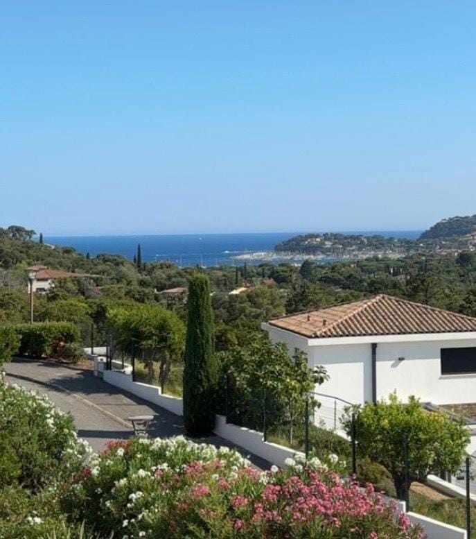 Grande Villa 350 M2, piscine chauffée vue mer et collines, CAVALAIRE sur mer, 10 personnes Villa in Cavalaire-sur-Mer