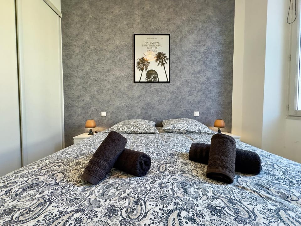 Bed, Photo of the whole room, Bedroom, towels