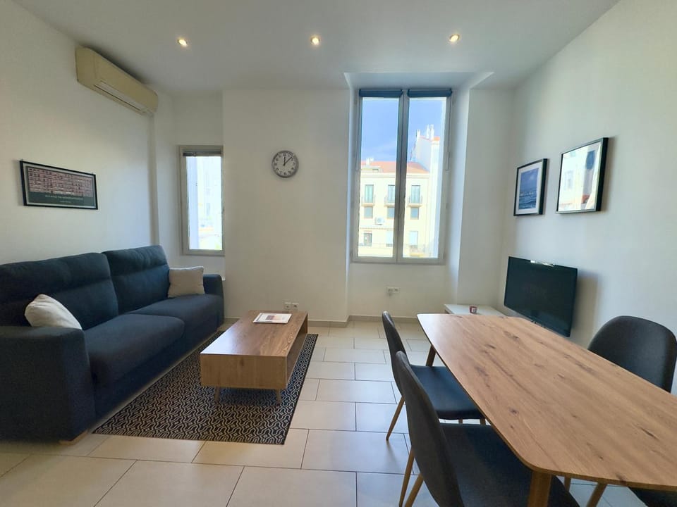 TV and multimedia, Living room, Dining area, air conditioner