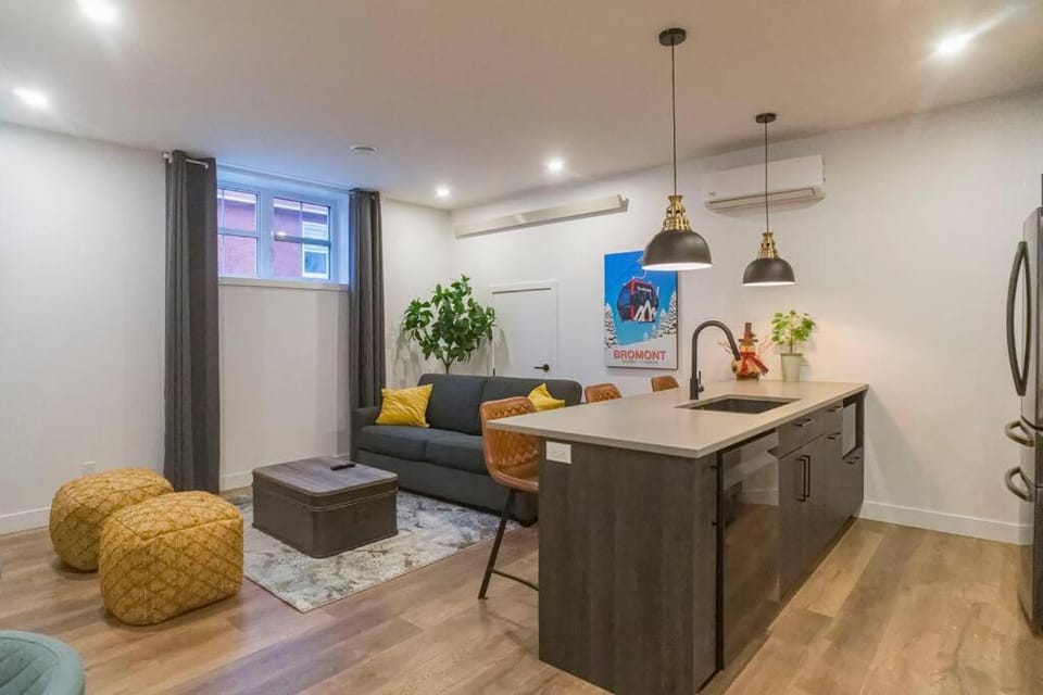 883 suite 102 Bromont Vieux Village 2cac , foyer Apartment in Quebec