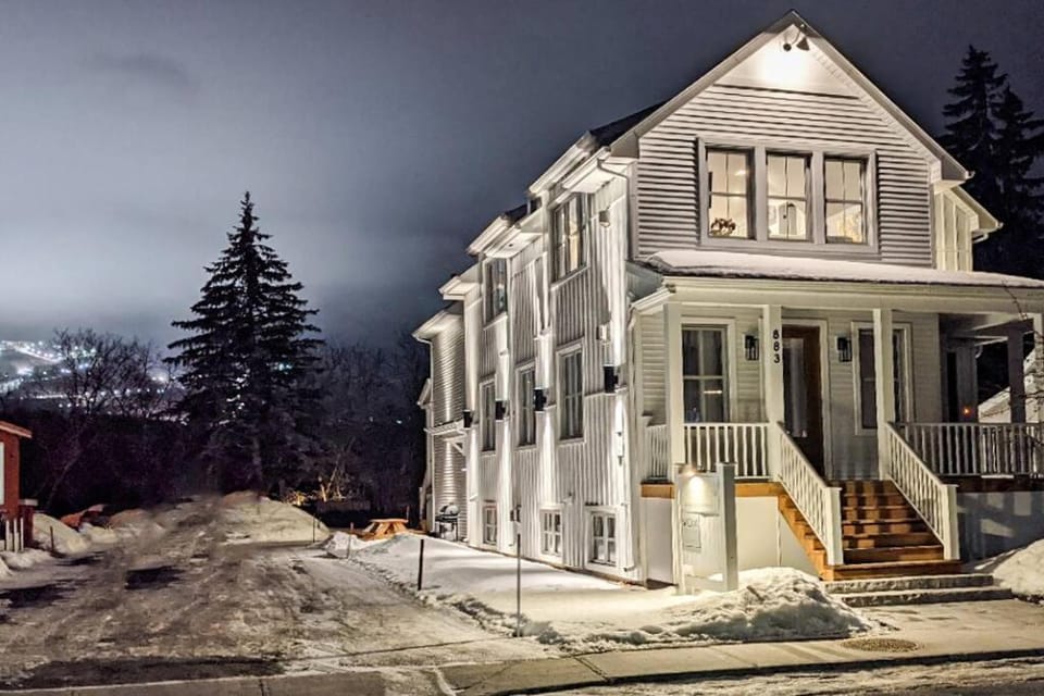 883 suite 102 Bromont Vieux Village 2cac , foyer Apartment in Quebec