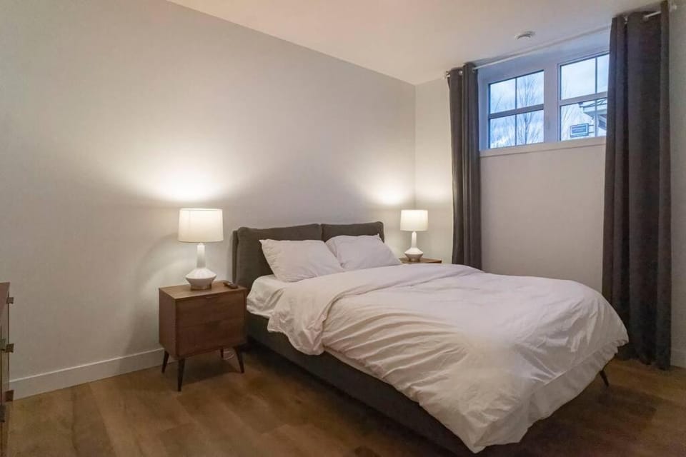 883 suite 102 Bromont Vieux Village 2cac , foyer Apartment in Quebec