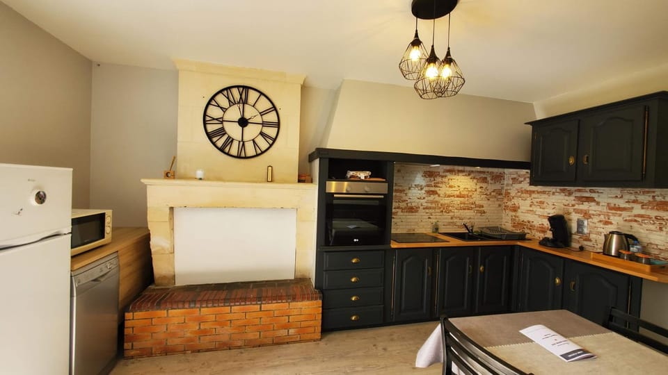 Kitchen or kitchenette, Dining area, minibar, pet friendly, stove