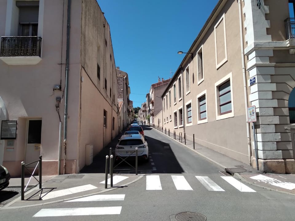 Neighbourhood, Location