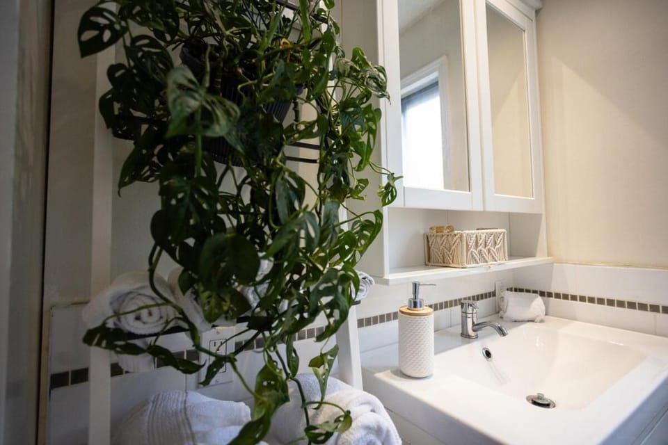 Trendy Kensington 3 min Walk Backyard AC Garage Apartment in Calgary