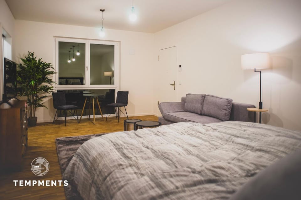 Bed, Living room, Photo of the whole room, Seating area, Dining area, Bedroom