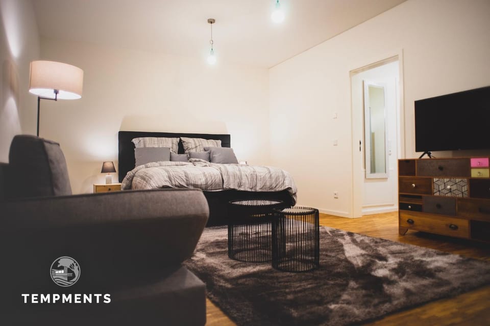 Bed, TV and multimedia, Living room, Photo of the whole room, Seating area, Bedroom