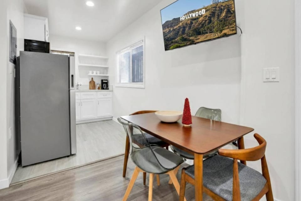 Magnolia Apt Near Dwtn LA + Gated Parking Apartment in San Fernando Valley