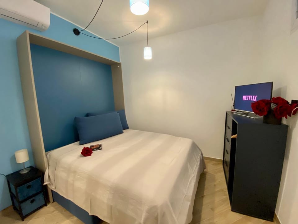 Bed, TV and multimedia, Photo of the whole room, Bedroom
